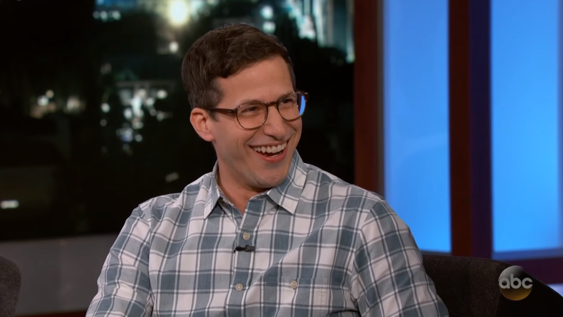 Andy Samberg rindo.